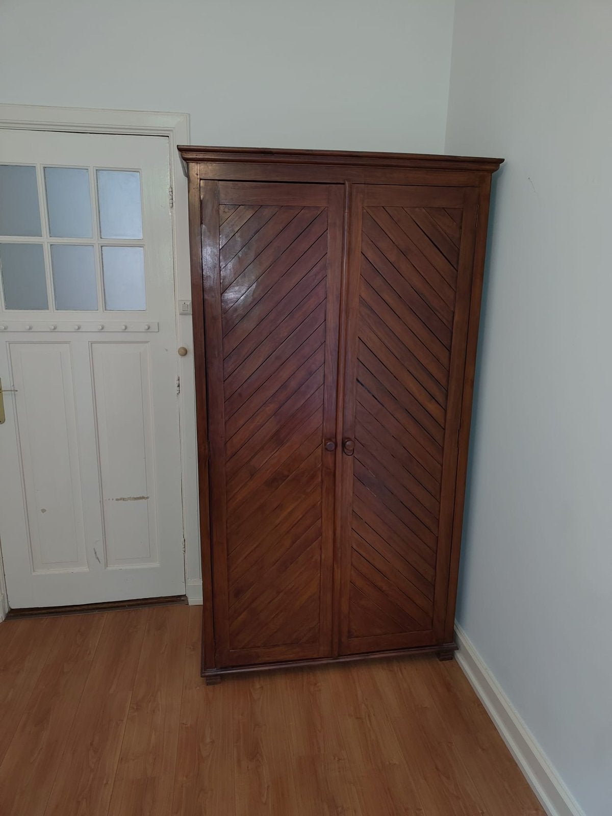 Teak houten kledingkast, Ophalen, Met deur(en), Gebruikt, 100 tot 150 cm