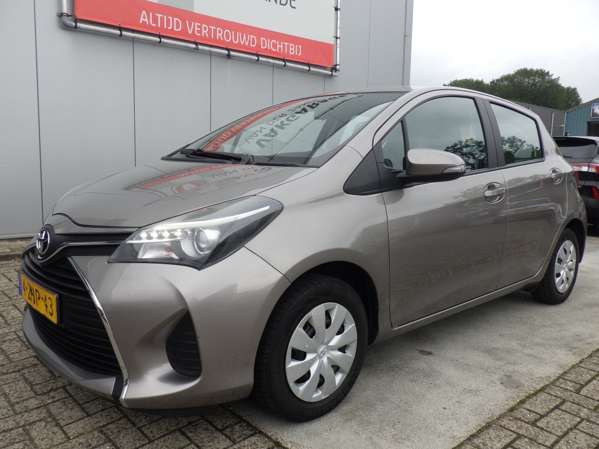 Toyota Yaris 1.0 VVT-i Aspiration Camera, Airco, Trekhaak!, Voorwielaandrijving, Start-stop-systeem, Bruin, 730 kg
