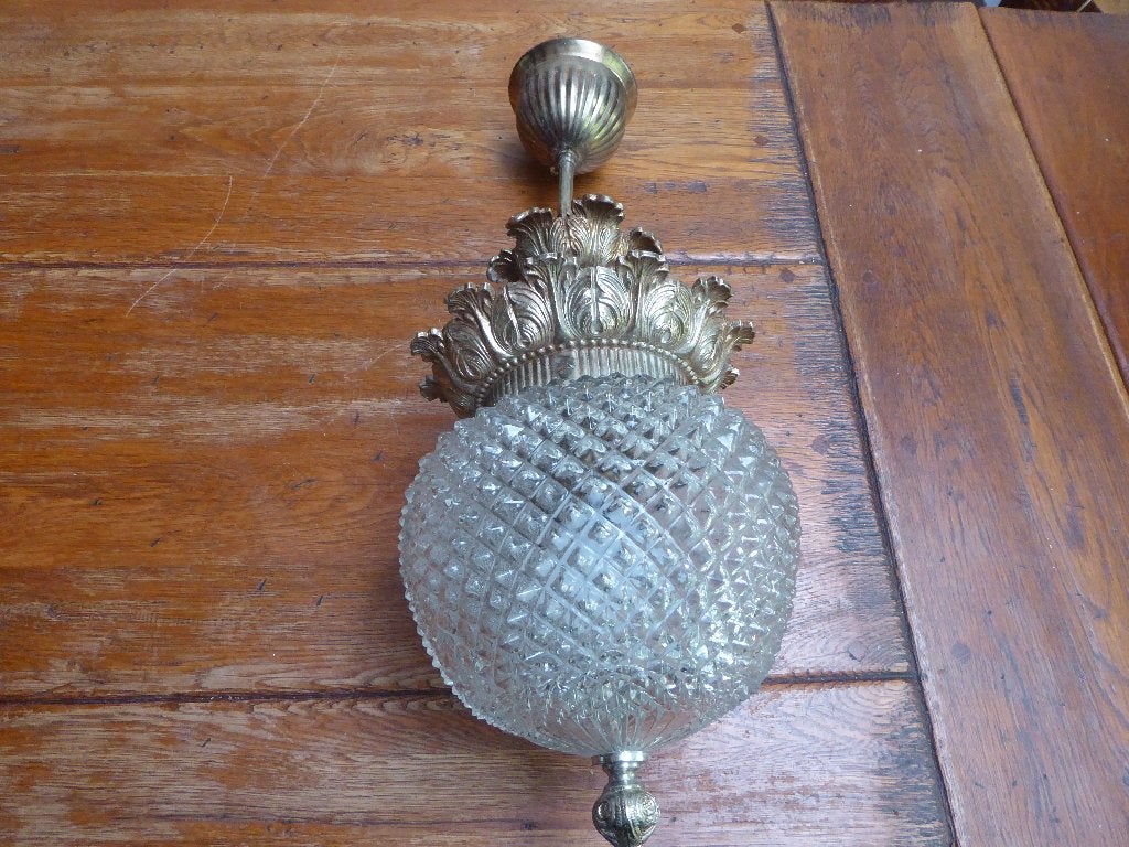 Lamp van persglas en metaal in barok stijl