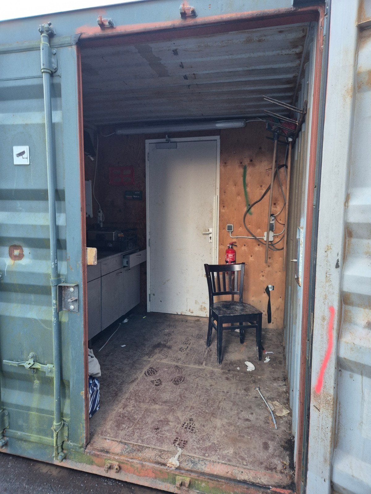 Robuuste 20ft Zeecontainer voorzien stellingen en keuken, Ophalen of Verzenden