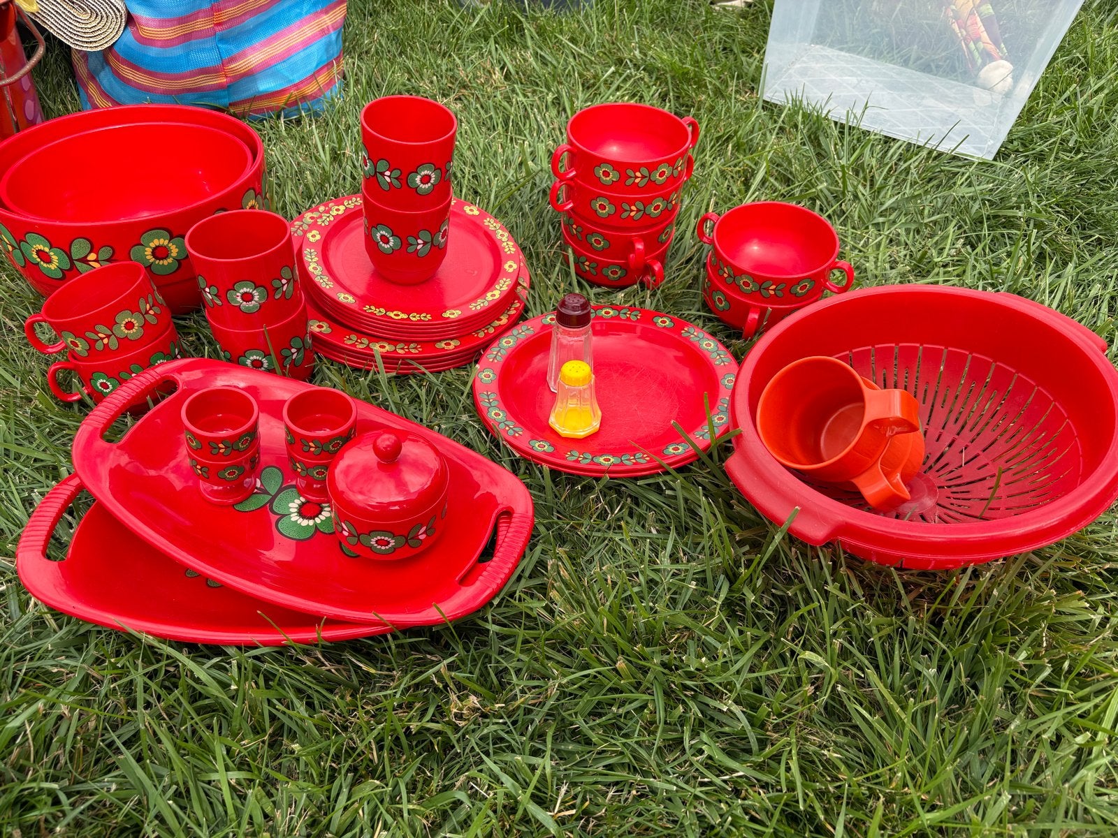 Vintage 70's camping servies rood met bloemen UNIEK!, Ophalen