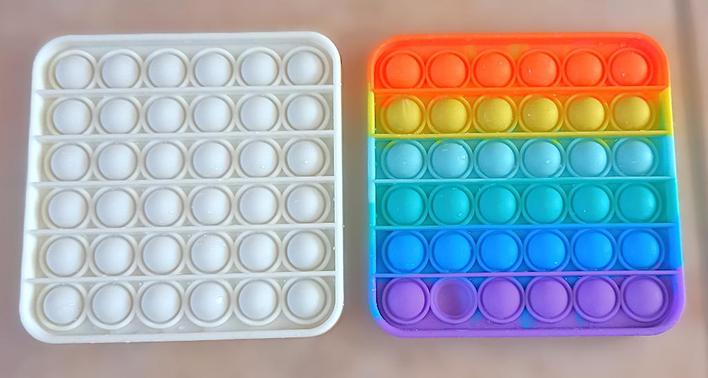 2x fidget toy - pop-it - wit/regenboogkleuren - 12,5x12,5 cm, Ophalen of Verzenden, Zo goed als nieuw, Ontdekken