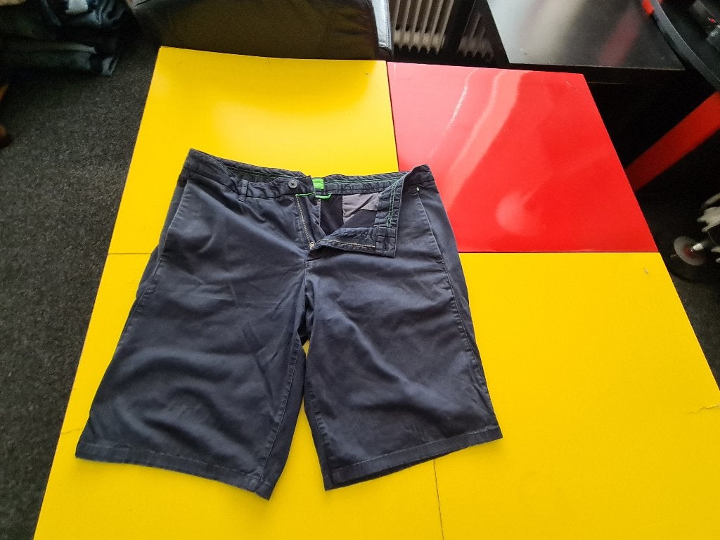 Nieuw Hugo Boss korte broek met blauwe kleur maat 54, Kleding | Heren, Maat 52/54 (L), Nieuw, Hugo Boss, Verzenden