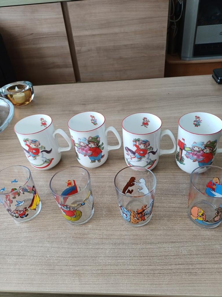 Leuke set v.4 porseleinen kinderbekers en 4 kinderglazen, Glas of Glazen, Ophalen of Verzenden, Zo goed als nieuw, Overige stijlen