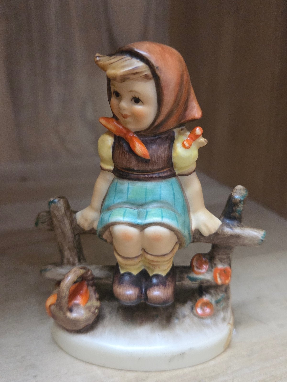Vintage Goebel Hummel beeldje 'Meisje op Hek', Ophalen of Verzenden, Zo goed als nieuw, Hummel