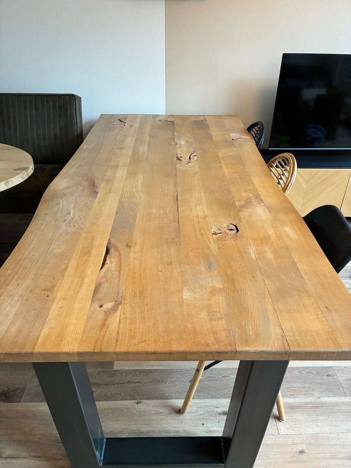 Foto 3 van Robuuste eikenhouten eettafel