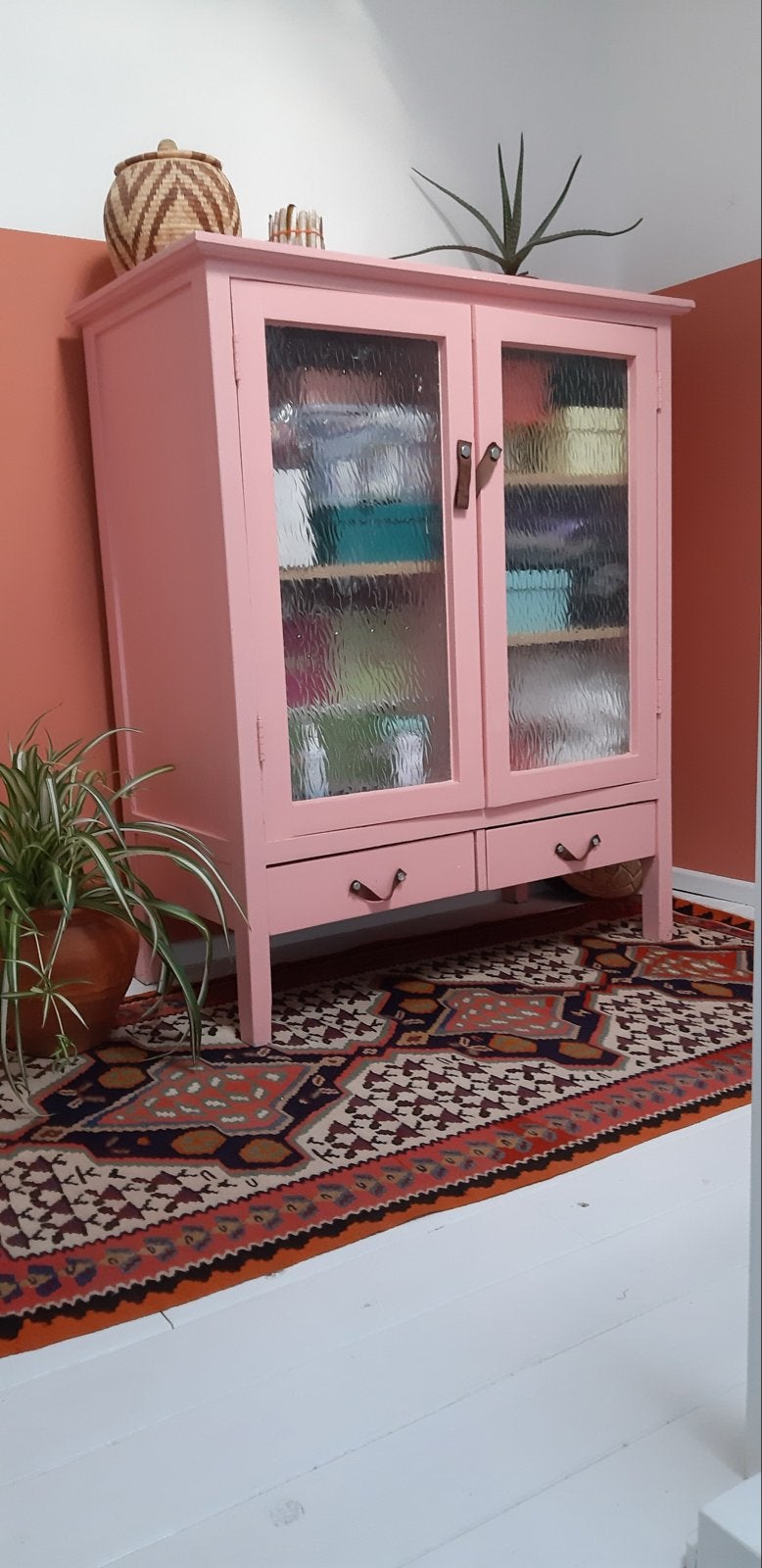 Roze vintage kastje linnenkastje met glazen deuren en lades, Ophalen, Gebruikt