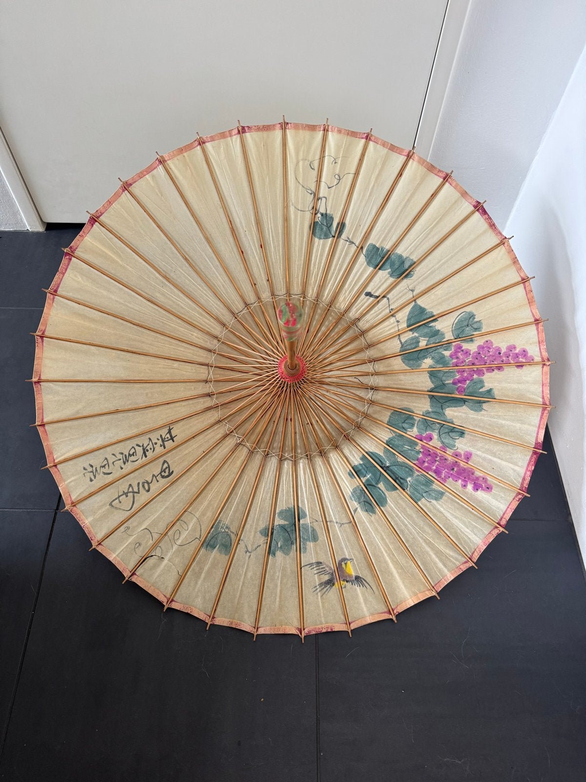Vintage Japanse papieren parasol met handgeschilderde decora, Ophalen of Verzenden, Gebruikt, Overige kleuren