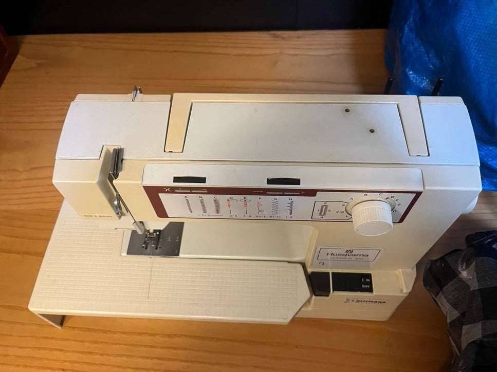Husqvarna Classica 100 Naaimachine met uitgebreide set, Ophalen, Gebruikt, Naaimachine, Husqvarna