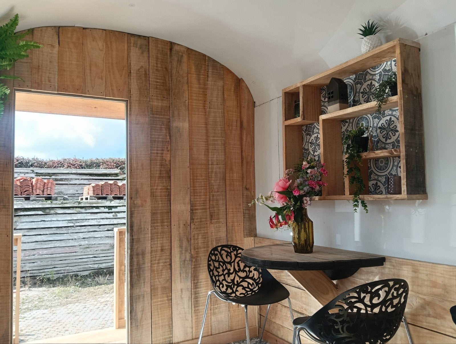 Foto 6 van Unieke Pipowagen/Tiny House met veranda met heerlijk bed.