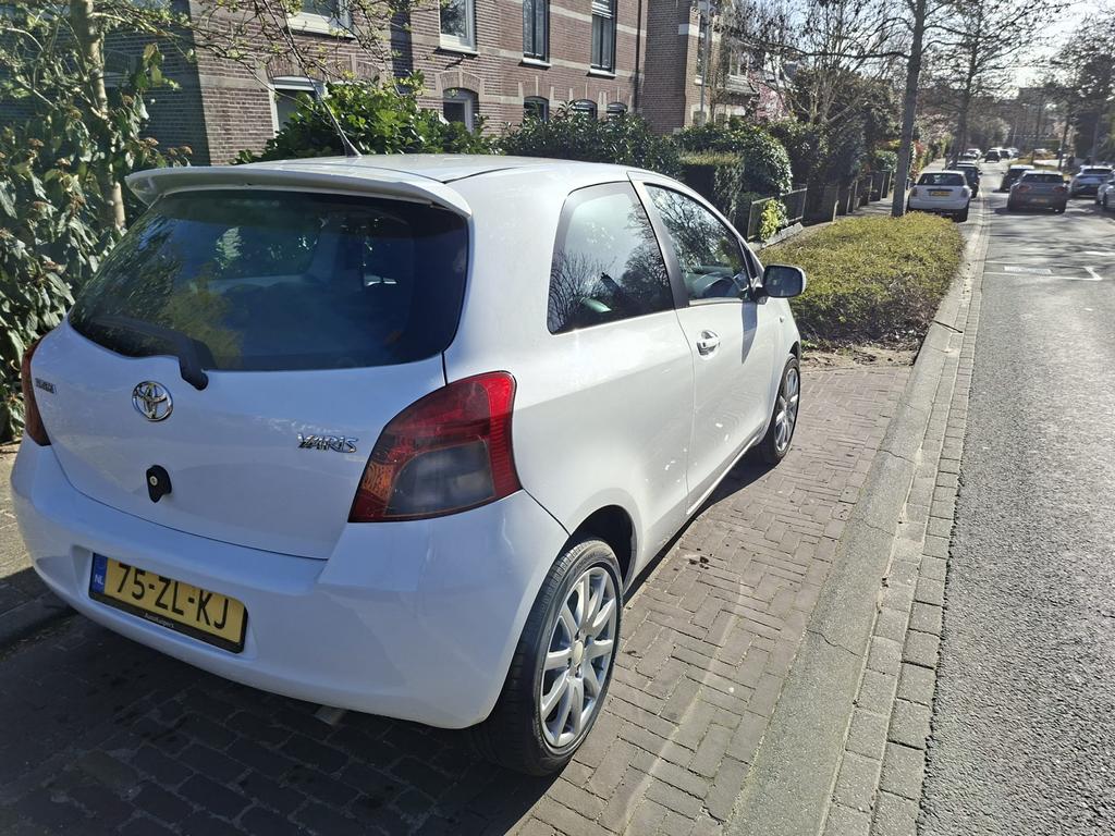 Toyota Yaris 1.3 16V Vvt-i 3DR Sol 2008 Wit, auto, APK, Ophalen, Gebruikt, Auto's