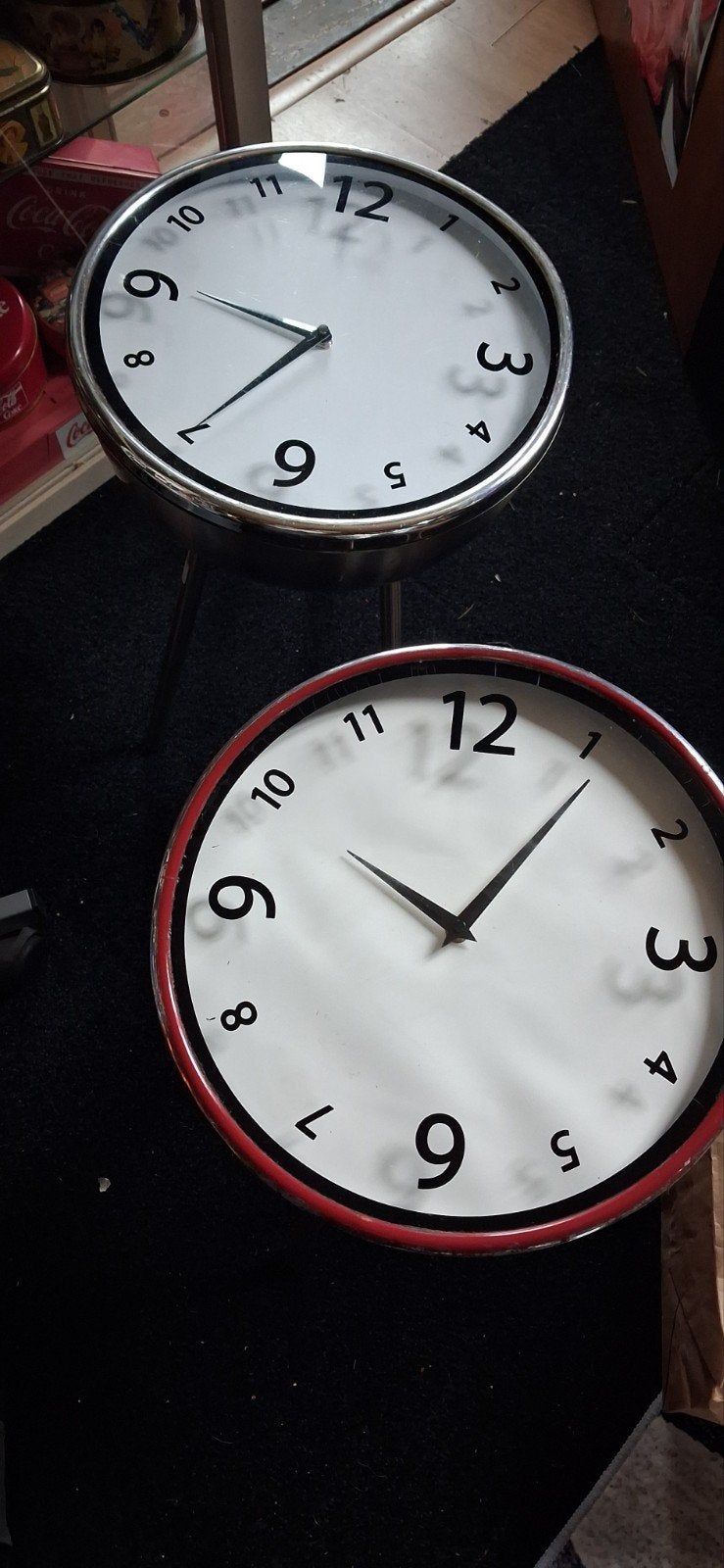 Set van 2 moderne tafelklokken - Zilver en Rood, Huis en Inrichting, Woonaccessoires | Vazen, Ophalen of Verzenden, 50 cm