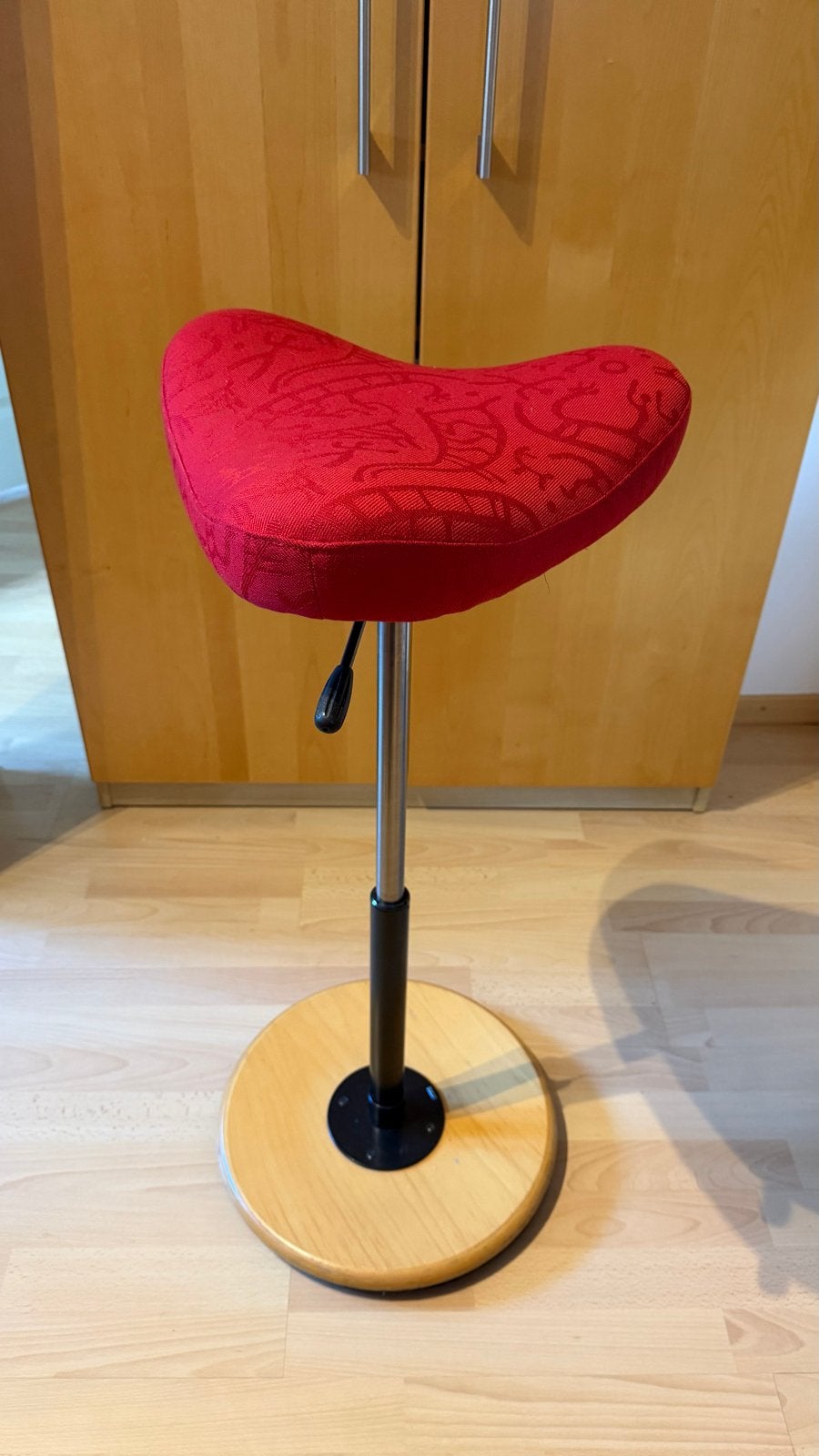Stokke Move balansstoel / ergonomische kruk - Rood, Huis en Inrichting, Nieuw, Ophalen of Verzenden, Rood, Eén