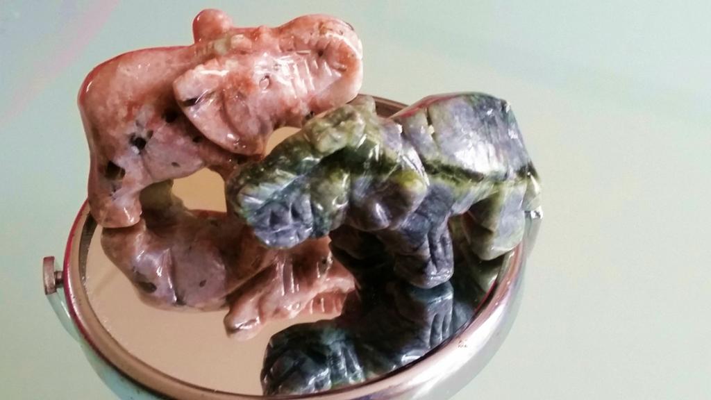 Twee prachtige Olifanten van Jade en SPINEL stenen., Ophalen of Verzenden