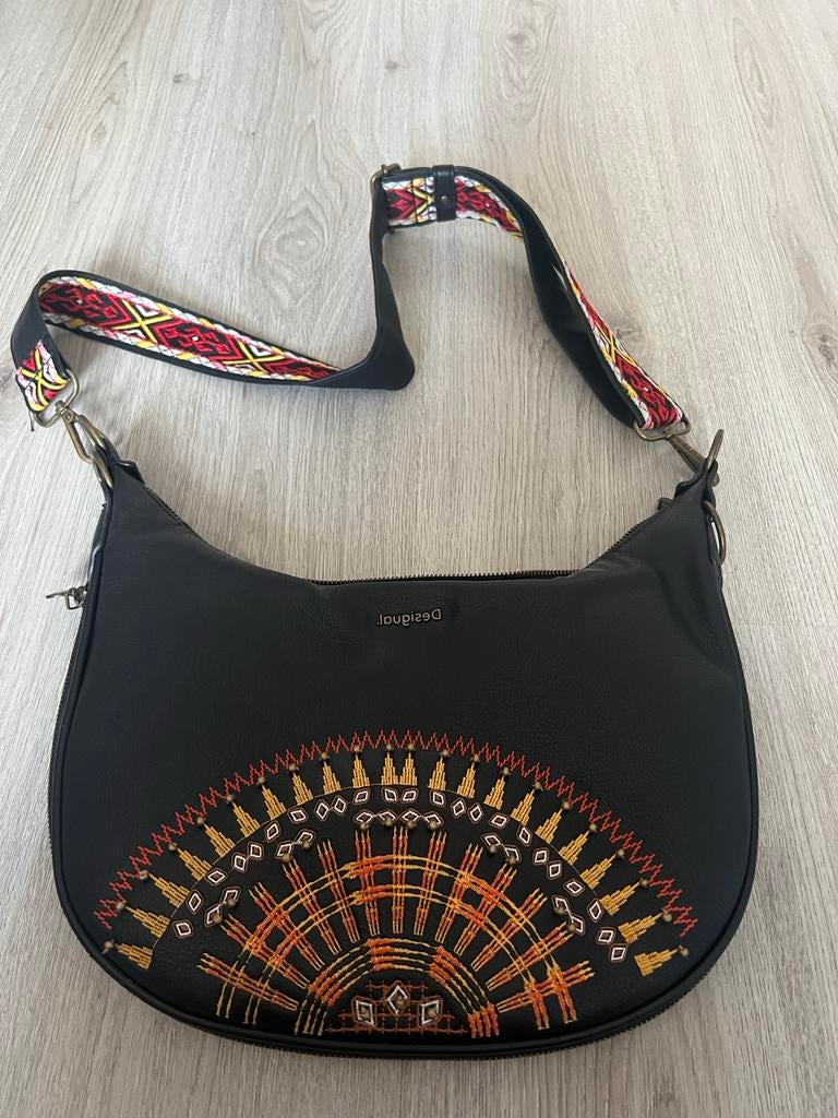 Desigual schoudertas zwart met borduursel en kleurrijke band, Ophalen, Zo goed als nieuw, Zwart, Schoudertasje