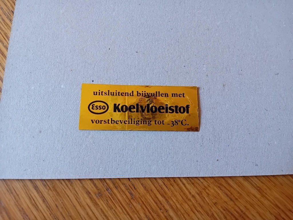 Esso sticker uitsluitend bijvullen met koelvloeistof 7,5x3cm, Ophalen of Verzenden, Zo goed als nieuw, Bedrijf of Vereniging