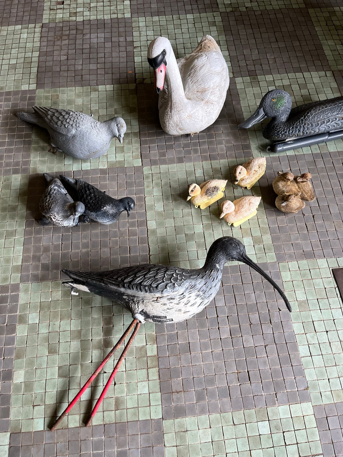 Diverse kunststof dierenbeelden: zwaan, eenden, duiven, stel, Ophalen, Gebruikt
