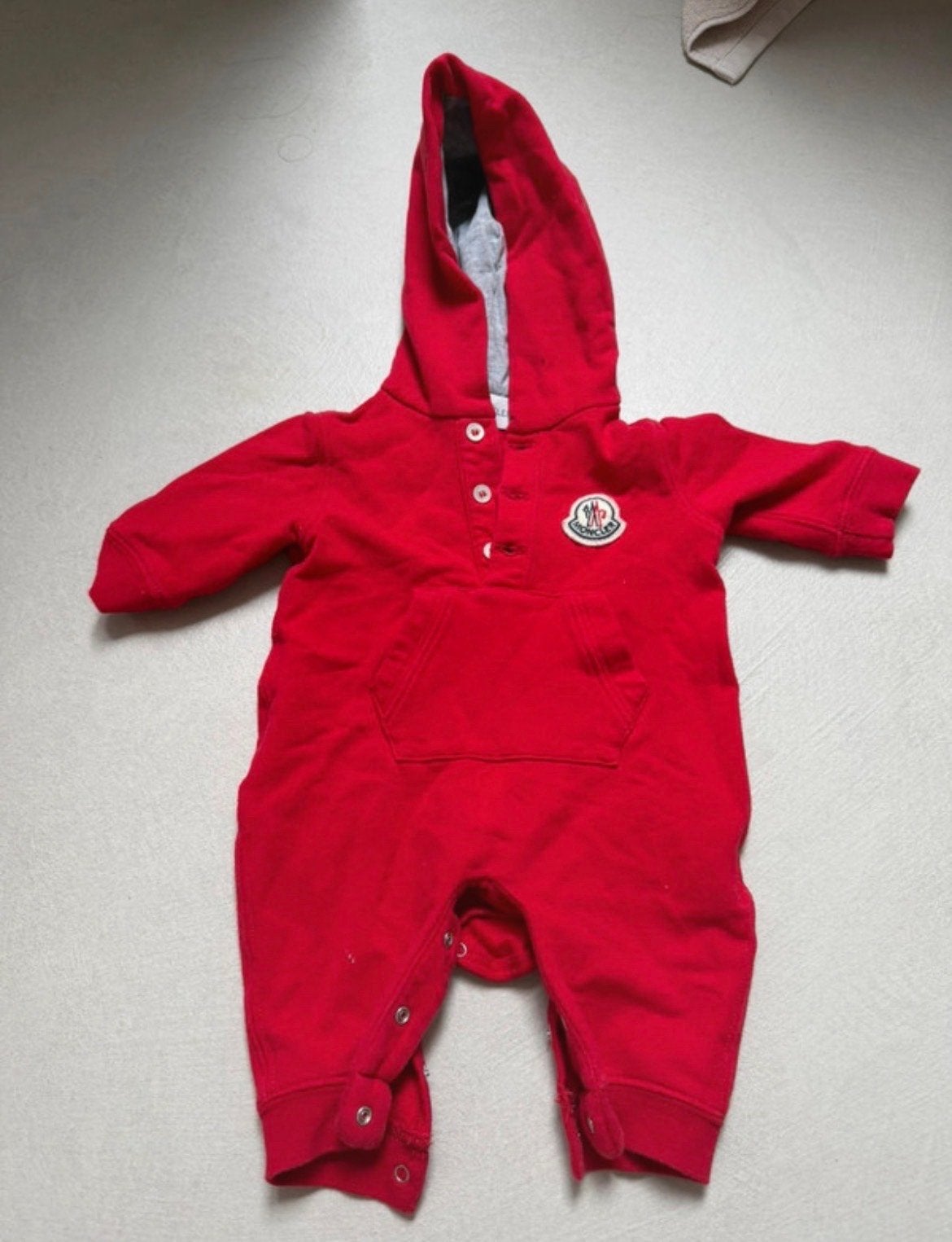 Moncler Baby Jumpsuit Rood - Maat 56 (1-3 maanden), Ophalen of Verzenden, Gebruikt, Jongetje of Meisje, Pakje