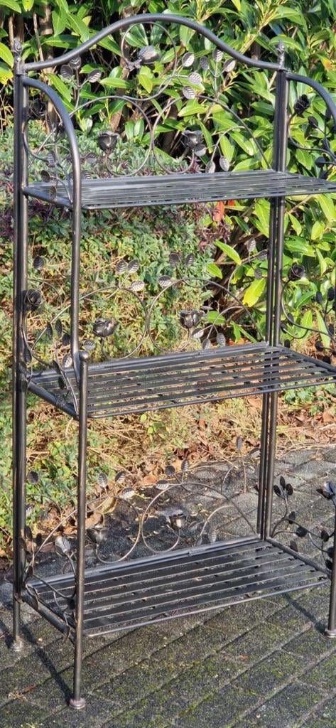Mooie ijzeren tuin etagère met 3 plateaus (brocante), Ophalen, Gebruikt