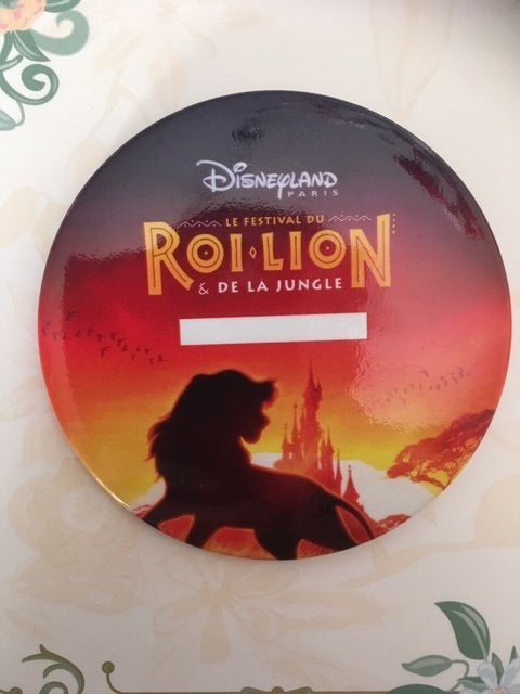 Disneyland button The Lion king ( Roi Lion & de la jungle ), Verzamelen, Disney, Ophalen of Verzenden, Leeuwenkoning of Jungle Boek