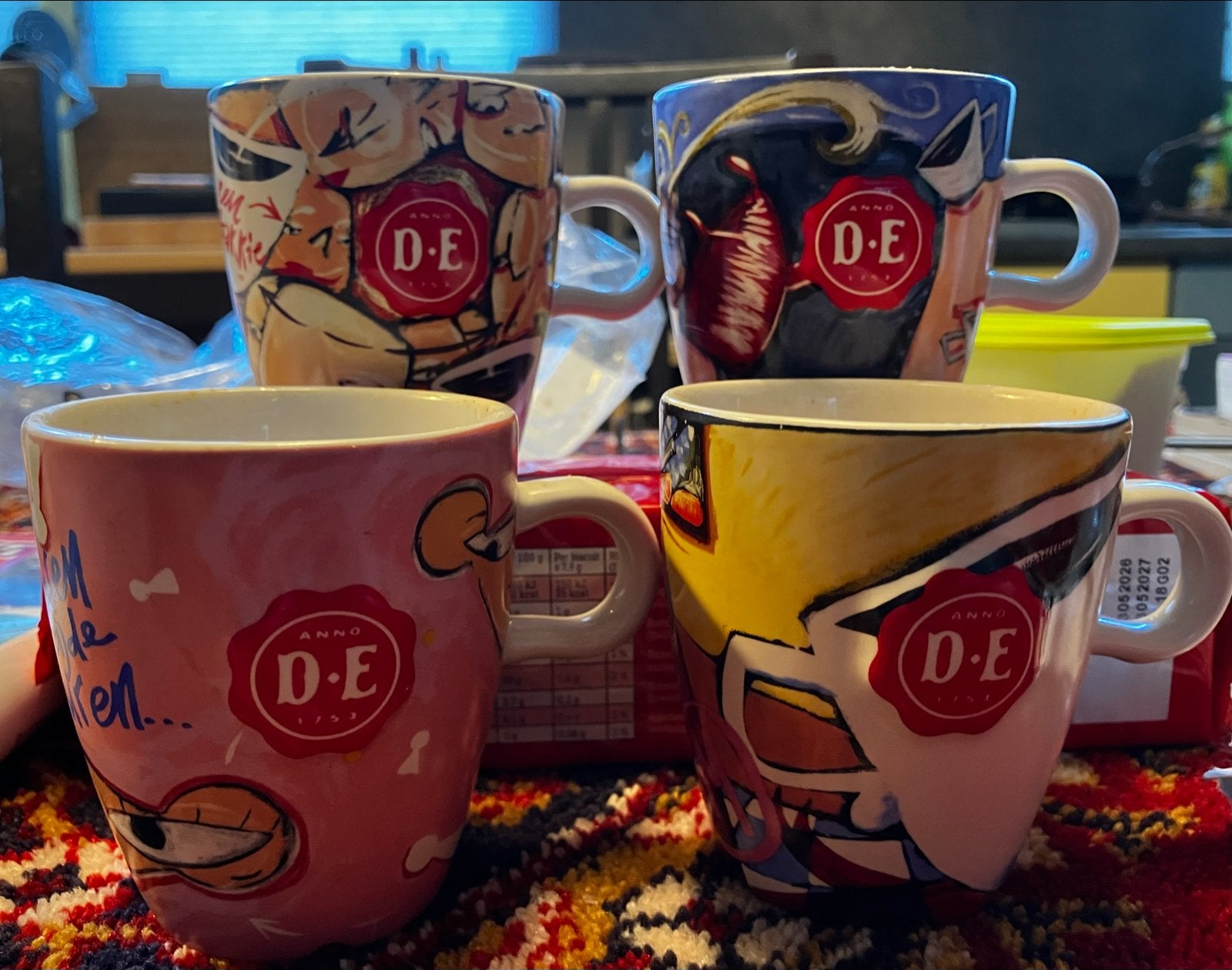 Douwe Egberts D.E. Anno 1753 Koffiemokken - Set van 4, Overige typen, Nieuw, Ophalen of Verzenden, Steen/keramiek