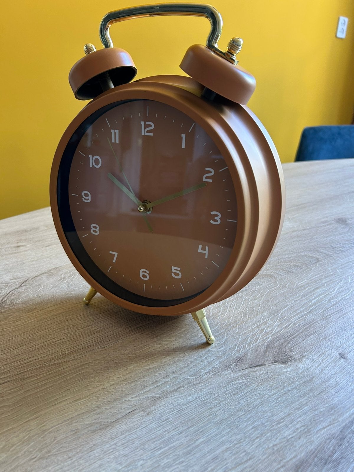 Leuke design wandklok retro mosterdbruin, Ophalen, Zo goed als nieuw, Wandklok