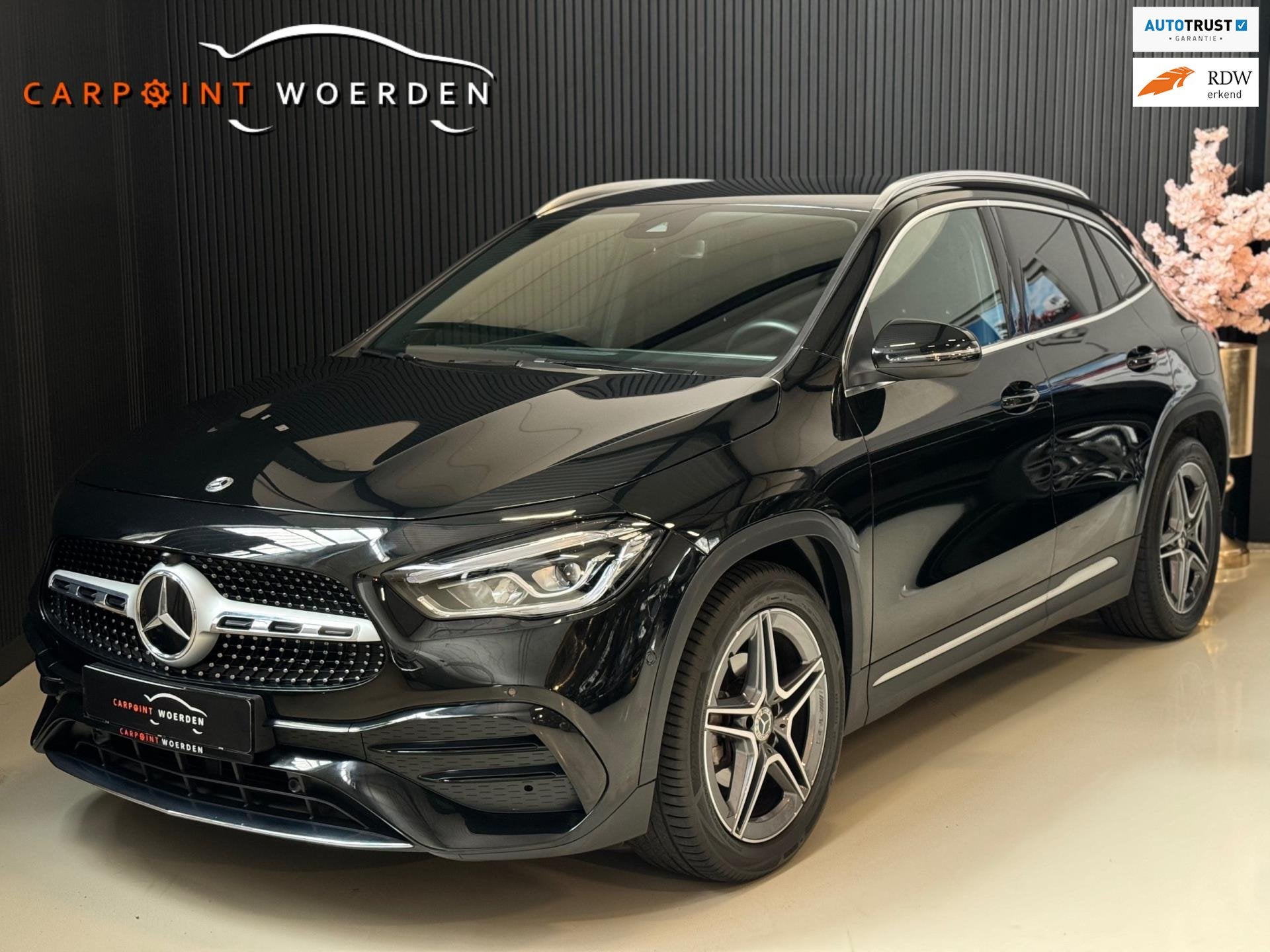 Mercedes-Benz GLA-klasse 180 AMG | LED | WIDESCREEN | TREKHA, Auto's, Gebruikt, 4 cilinders, Zwart, 1600 kg