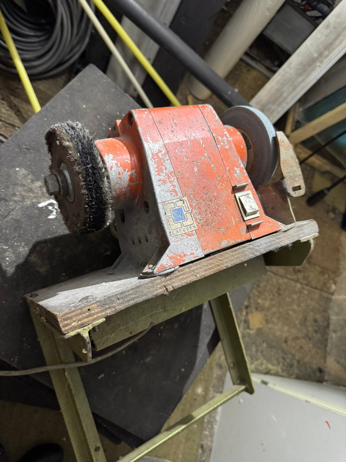 Creusen polijst machine met muurbeugel en slijpsteen, Ophalen, Zo goed als nieuw, Minder dan 700 watt, Werkbankslijpmachine