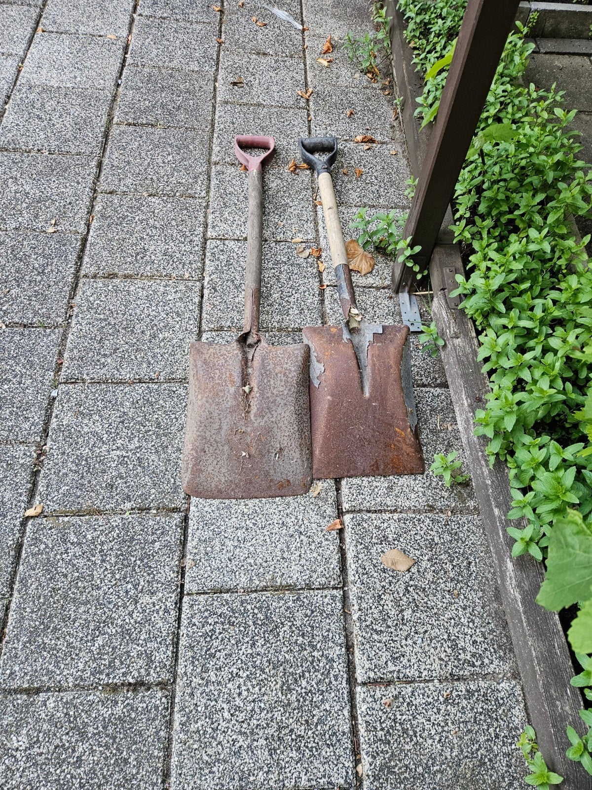 Twee gebruikte schoppen voor tuinwerk, Tuin en Terras, Hand-tuingereedschap, Ophalen of Verzenden, Gebruikt, Schop