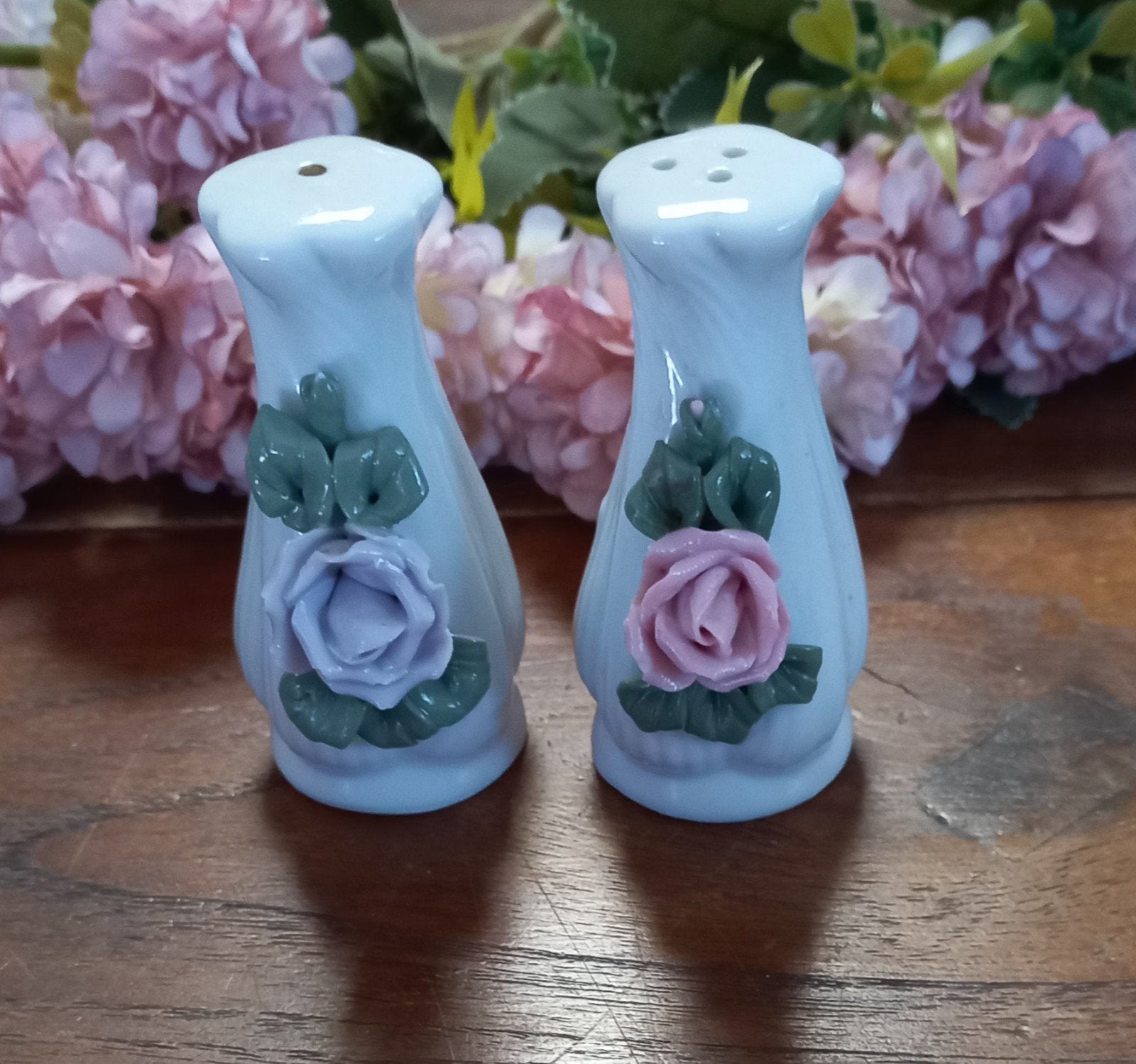 Brocant peper en zout stelletje,porselein,roze/paars roosje, Ophalen of Verzenden