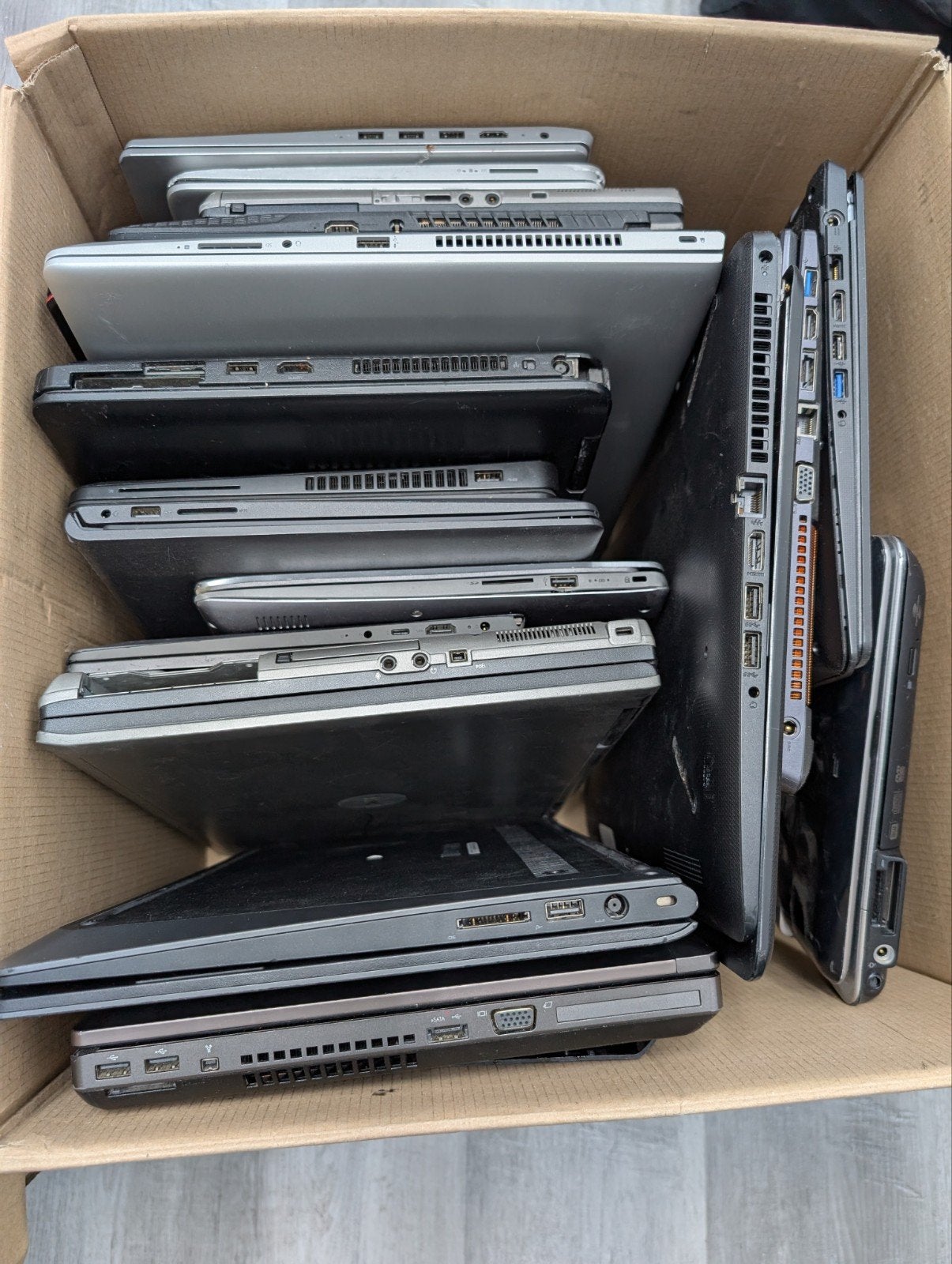Partij 38 defecte Laptops -Diverse Merken en Modellen, Computers en Software, Windows Laptops, Ophalen, 2 tot 3 Ghz, 13 inch, SSD