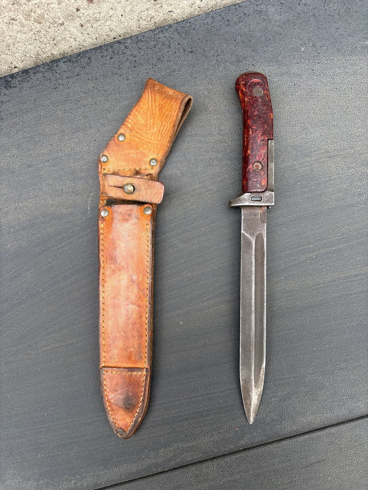 Vintage militair mes met lederen schede, Verzamelen, Ophalen of Verzenden, Overige soorten, Overige gebieden, Mes of Dolk