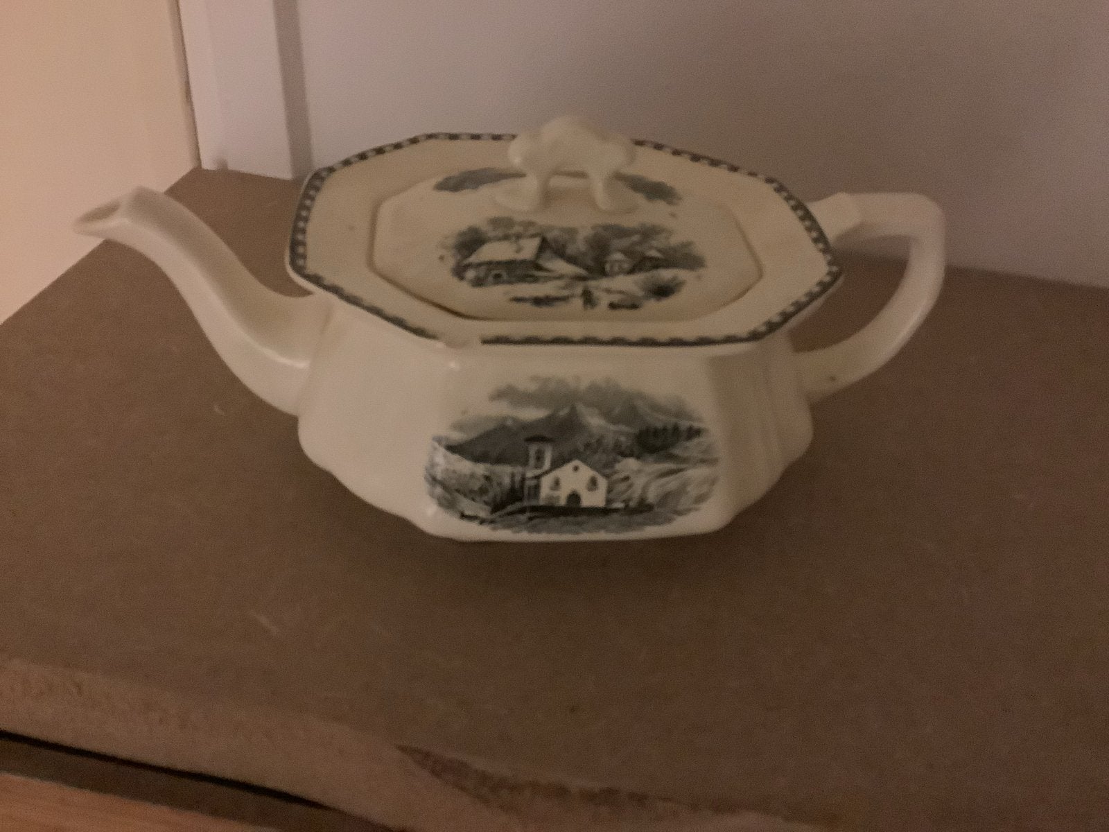 Antieke theepot met landschap decoratie ceramiek Maastricht, Ophalen of Verzenden