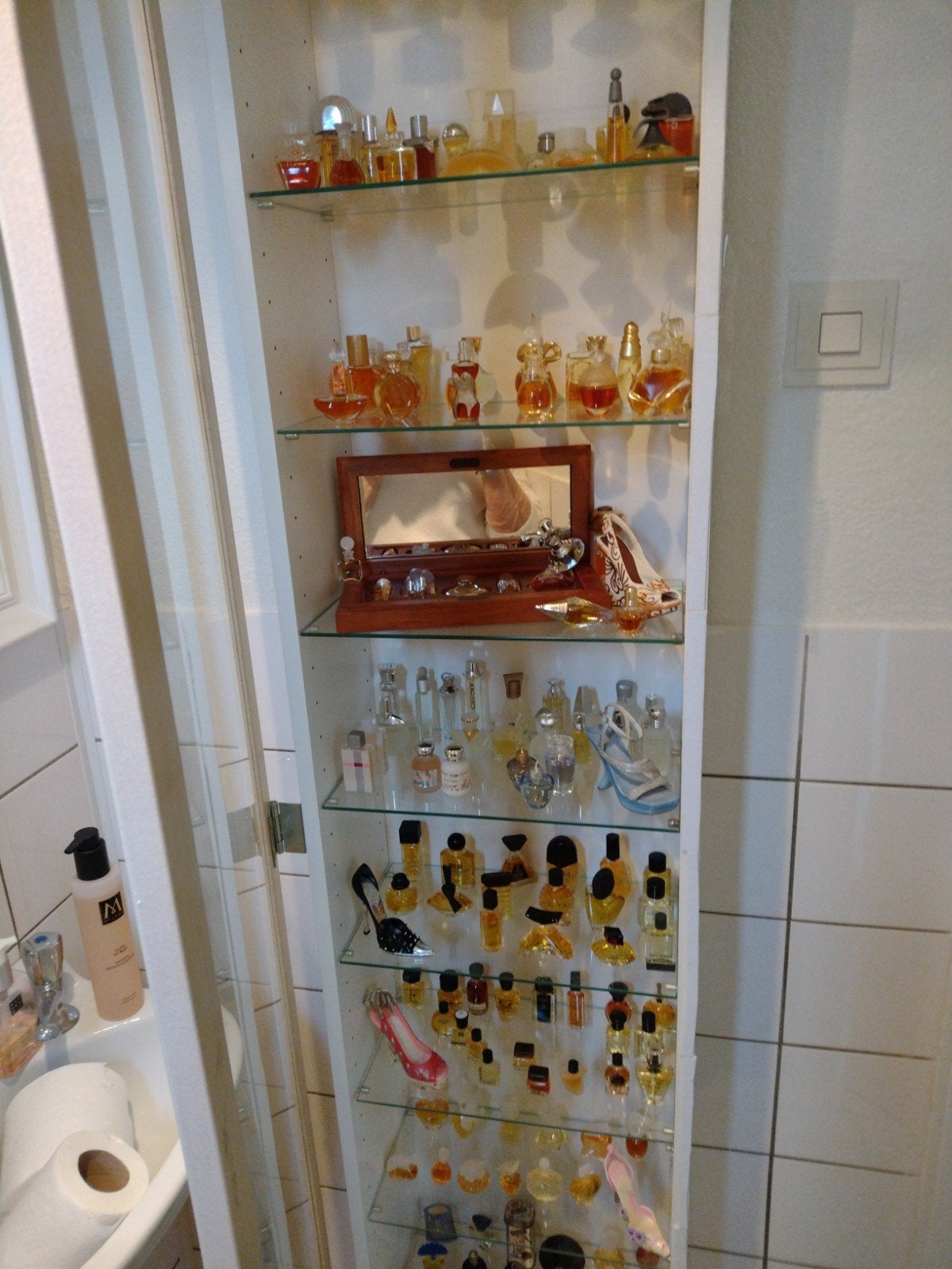 Parfum flesjes met kast, Verzamelen, Verzenden, Miniatuur