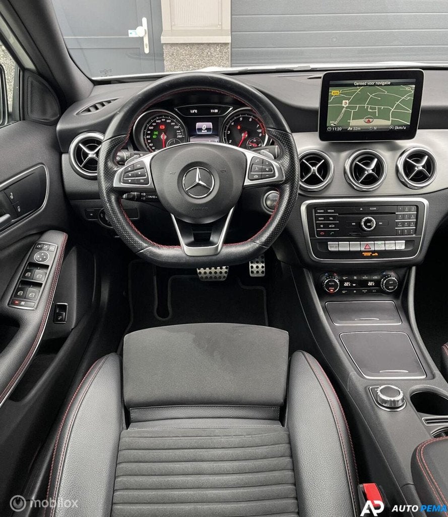Mercedes-Benz GLA-Klasse 180 AMG Line Pano Camera, Auto's, Mercedes-Benz, Gebruikt, Zwart, 4 cilinders, Leder en Stof