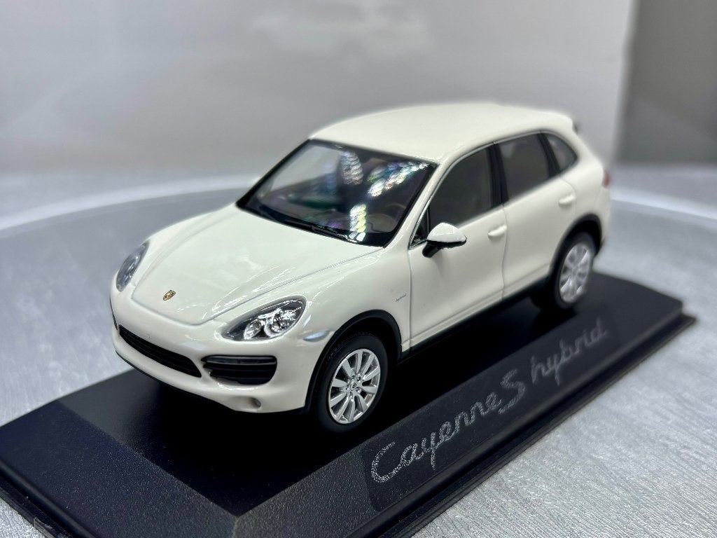 1:43  Porsche cayenne s hybrid, Ophalen of Verzenden, Zo goed als nieuw, Auto, MiniChamps