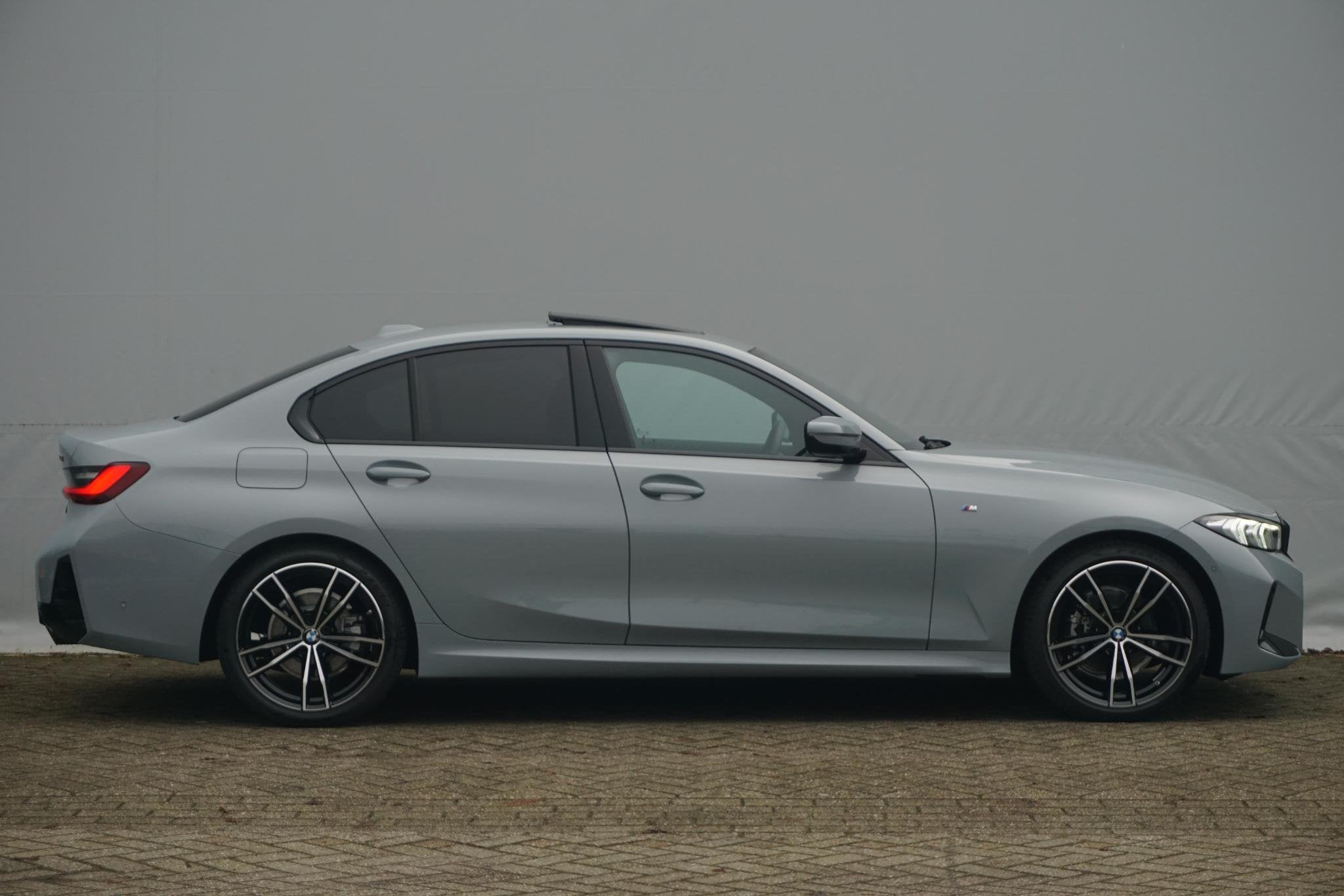 BMW 3 Serie Sedan 318i M sport / Trekhaak / Schuif- Kantelda, Automaat, Achterwielaandrijving, Euro 6, Met garantie (alle)