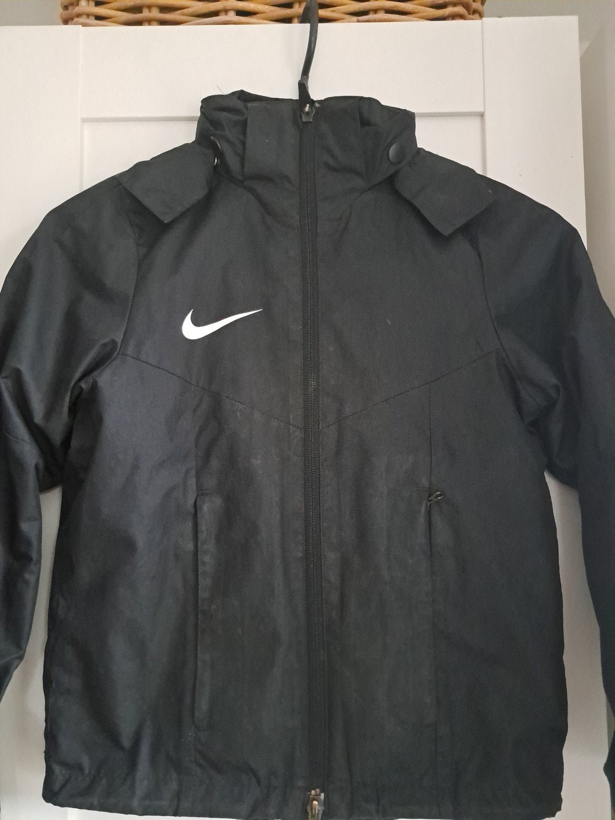 Nike Storm-Fit Jas Zwart Maat XS (122-128 CM), Kinderen en Baby's, Gebruikt, Jongen of Meisje, Ophalen of Verzenden, Nike