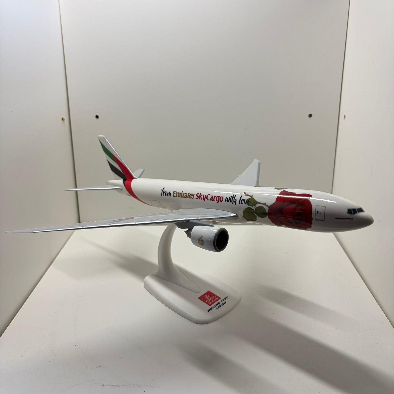 Emirates 777F “from Emirates wirh love” 1:200, Ophalen of Verzenden, Nieuw, Schaalmodel
