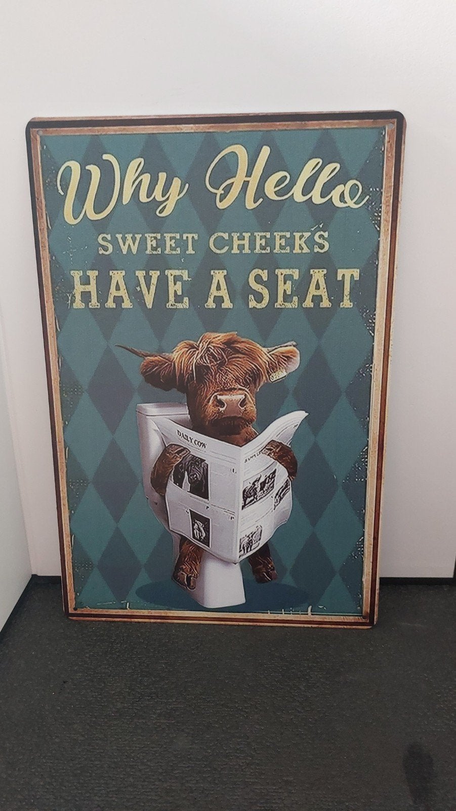 Grappig metalen bord 20x30cm - Koe op toilet, Meerkleurig, Overige stijlen, Nieuw, Ophalen of Verzenden
