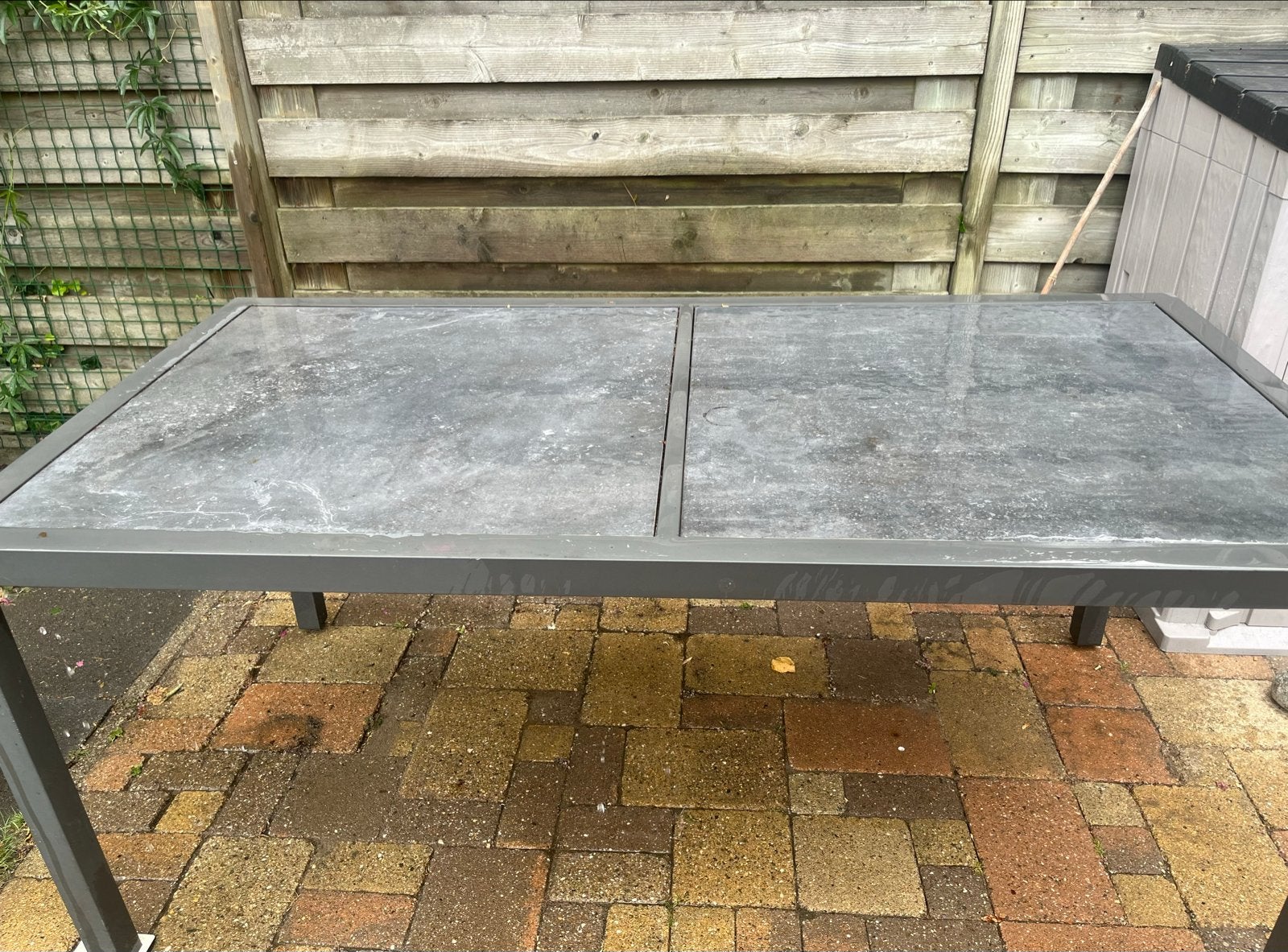 Gebruikte tuintafel met leiblad, een poot heeft geen dop., Ophalen of Verzenden, Gebruikt, Rechthoekig, Metaal