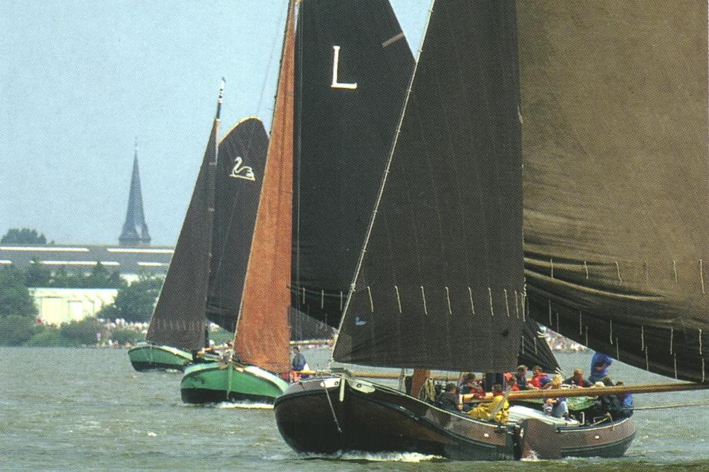 988056 Skûtsjesilen 81+ zeilboot Friesland _Gelopen, Ophalen of Verzenden, 1980 tot heden, Gelopen, Friesland
