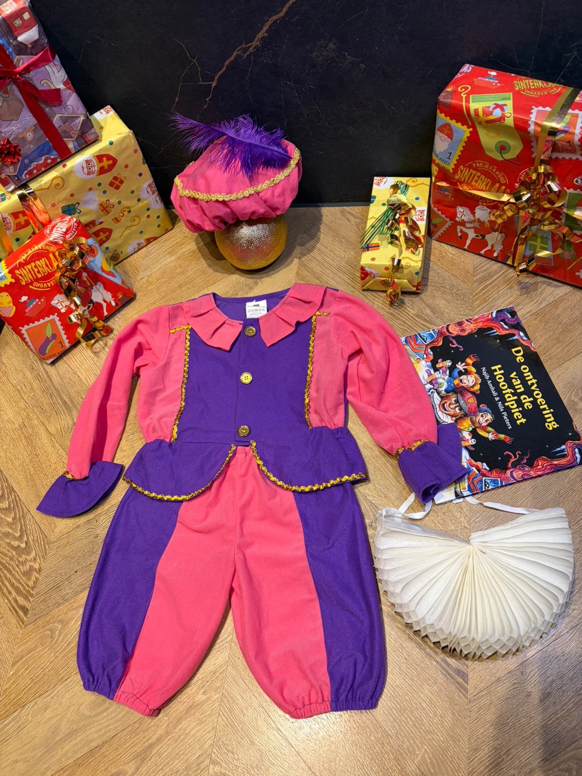 Pietenpak roze paars maat 104 met sinterklaas boek set, Diversen, Sinterklaas, Ophalen of Verzenden, Zo goed als nieuw