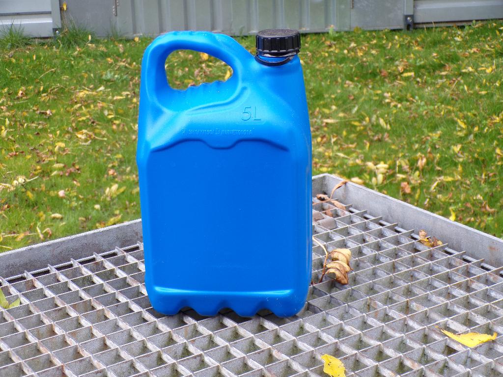 Jerrycans, Minder dan 75 liter, Ophalen, Zo goed als nieuw, Kunststof