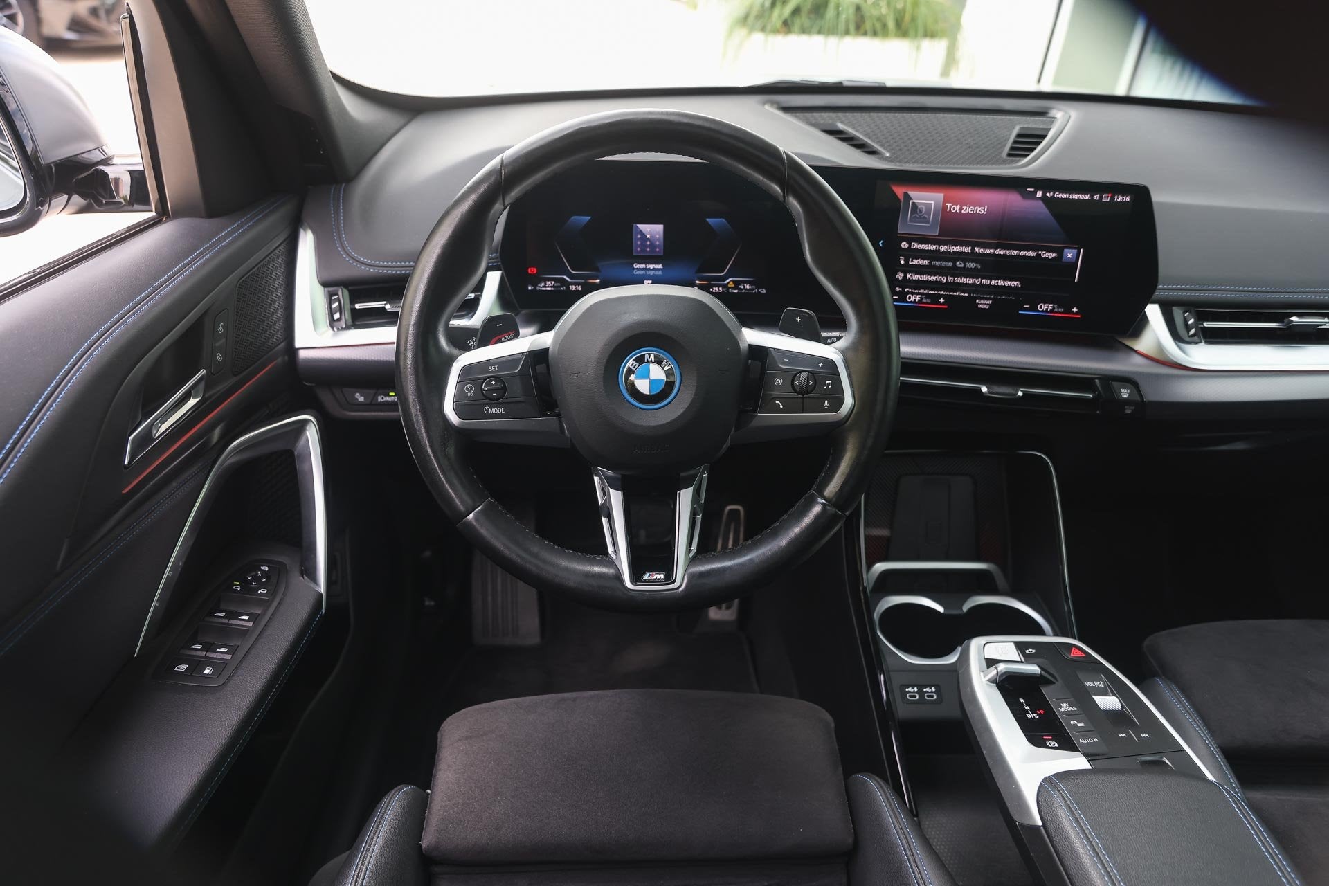 BMW X1 xDrive25e M Sport Automaat / Panoramadak / Sportstoel, Auto's, Dealer onderhouden, Gebruikt, Zwart, Met garantie (alle)