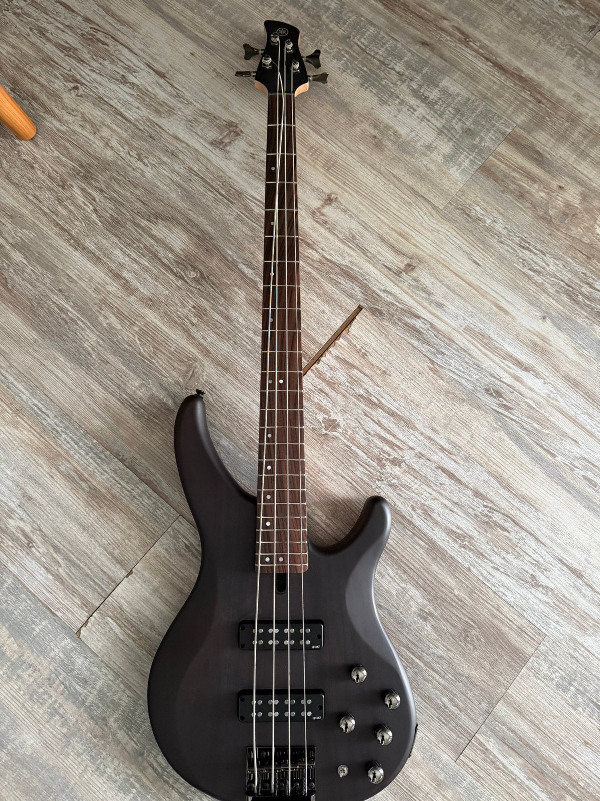 Basgitaar set Yamaha TRBX504 & Boss Katana 110 amp, Muziek en Instrumenten, Snaarinstrumenten | Gitaren | Bas, Ophalen, Zo goed als nieuw