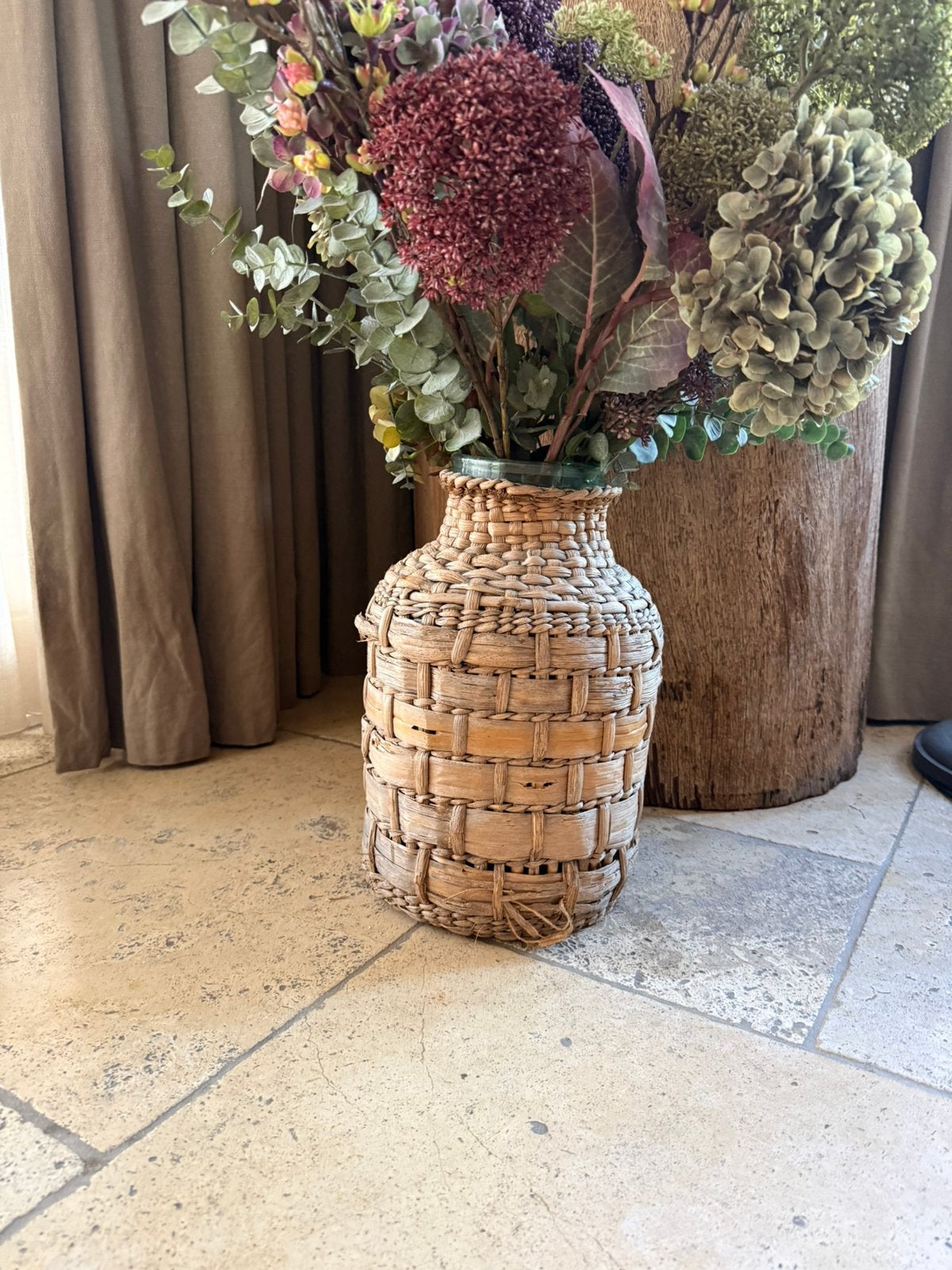 Landelijke glazen vaas bekleed met riet, Ophalen, Gebruikt, Glas, Handgemaakt