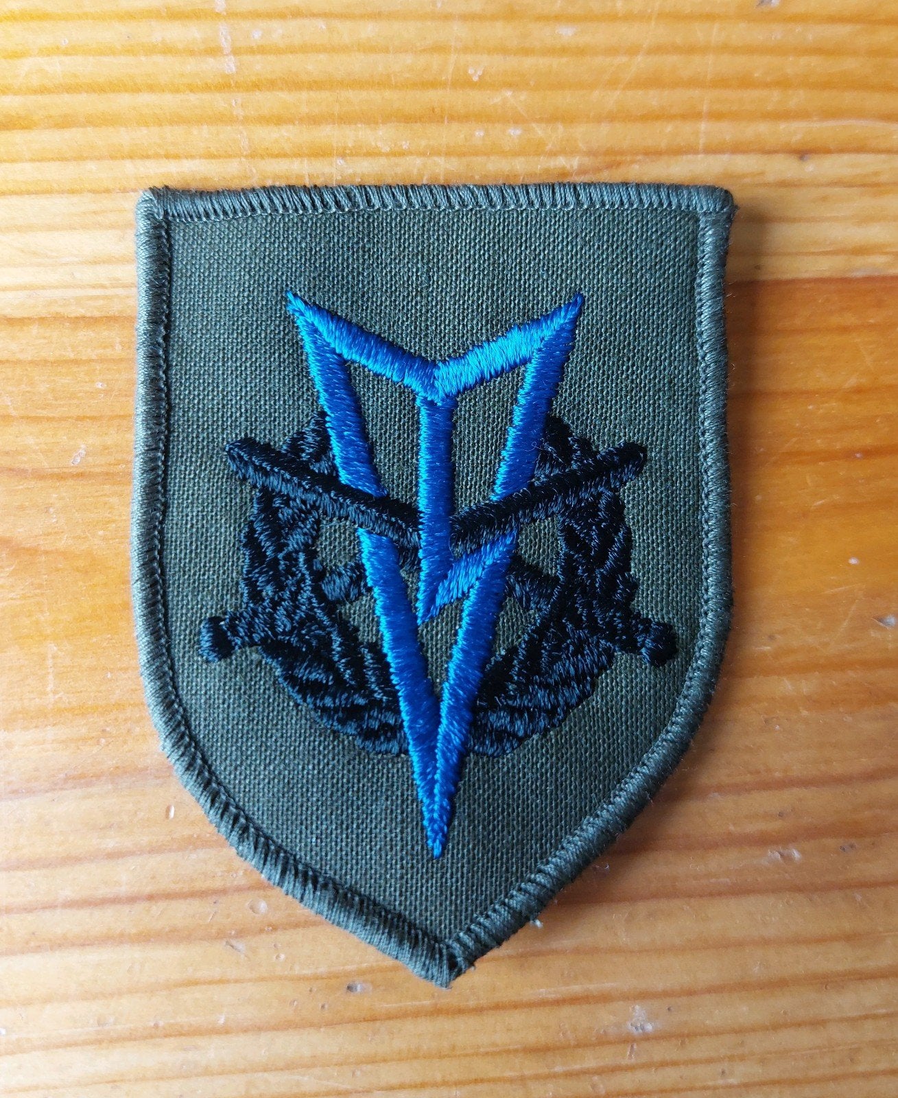 MLV borstembleem blauw/zwart, Ophalen of Verzenden, Landmacht, Nederland, Embleem of Badge
