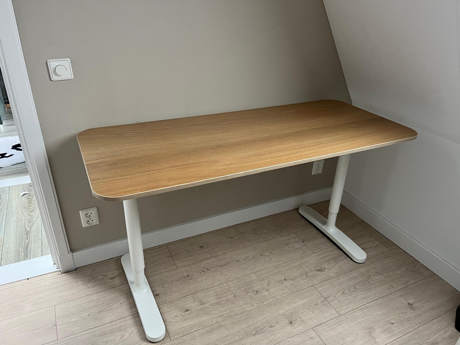 IKEA Bekant bureau - Zeer netjes, Ophalen, Hout, In hoogte verstelbaar, Zo goed als nieuw