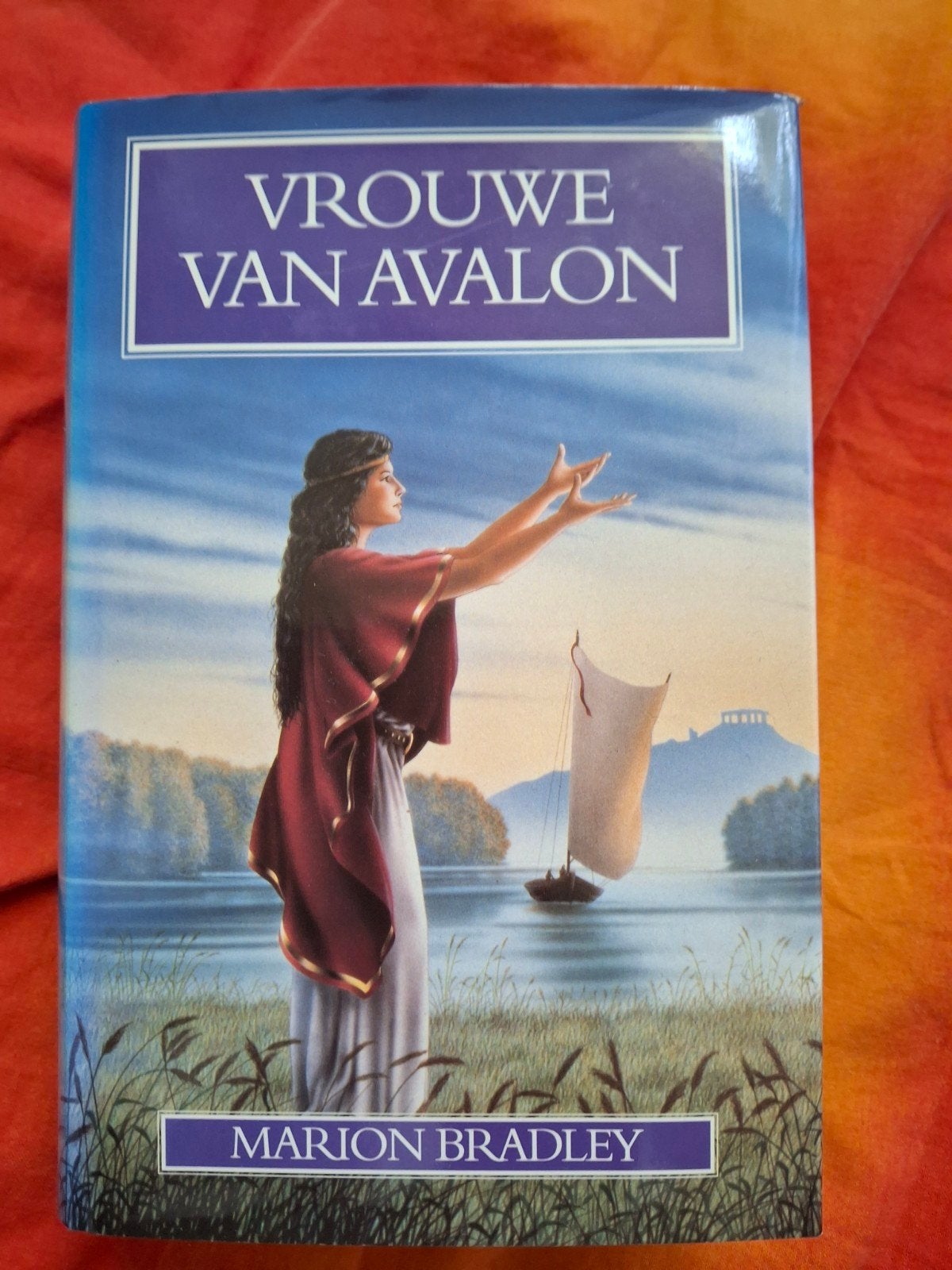 Vrouwe van Avalon - Marion Bradley, Ophalen of Verzenden, Gelezen, Marion Bradley